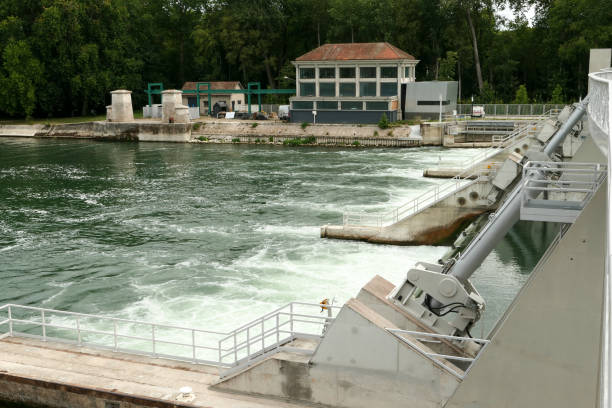 에브리, 프랑스. 전기 댐. - barge canal construction engineering 뉴스 사진 이미지