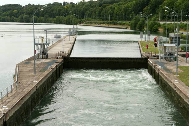 에브리, 프랑스. 강 구조. - barge canal construction engineering 뉴스 사진 이미지