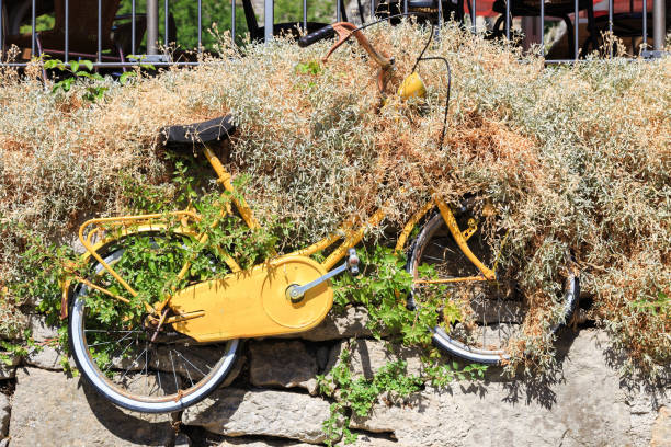 vieux vélo rouillé jaune en italie. cru rouillé - bicycle broken old chain photos et images de collection