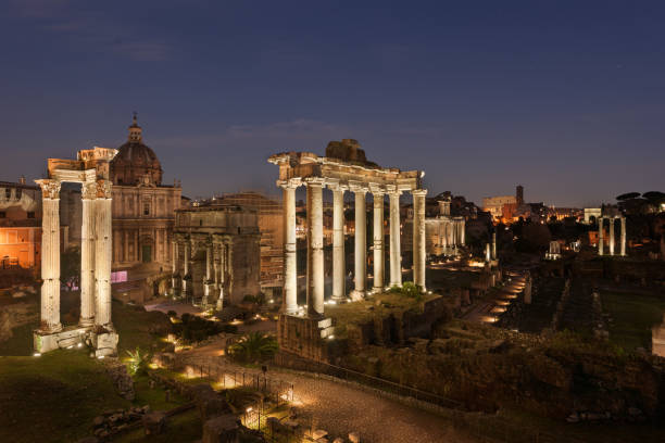 ruines du forum romain la nuit à rome, italie - imperial italy rome roman forum photos et images de collection