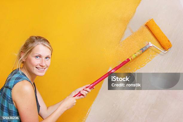 Mulher Pintando A Parede - Fotografias de stock e mais imagens de Adulto - Adulto, Beleza, Bricolage