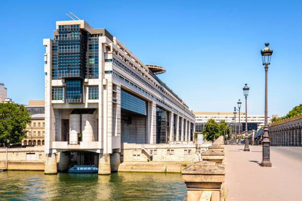 sitz des ministeriums für wirtschaft und finanzen in paris, frankreich. - west facade stock-fotos und bilder