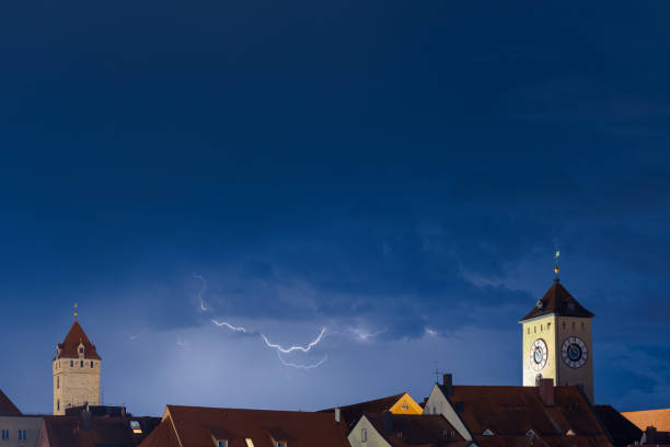 レーゲンスブルク、バイエルン、ドイツ、歴史的な市庁舎の塔と夜に点滅と稲妻と夏の雷雨の間に旧市街のスカイライン - german culture flash ストックフォトと画像