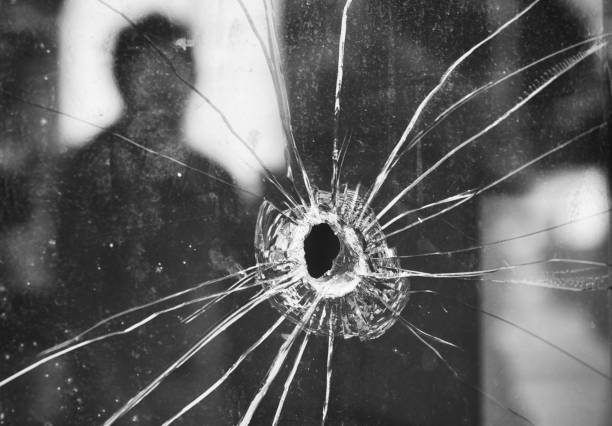 agujeros de bala en un parabrisas delantero - bullet bullet hole hole glass fotografías e imágenes de stock