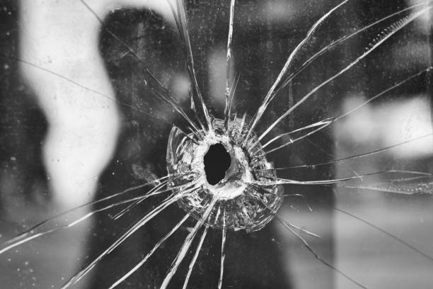 agujeros de bala en un parabrisas delantero - bullet bullet hole hole glass fotografías e imágenes de stock
