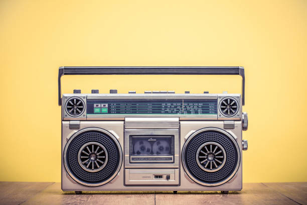 80年代のフロントイエローの背景からレトロな古いポータブルステレオブームボックスラジオカセットレコーダー。ヴィンテージインスタグラム古いスタイルのフィルタリング写真 - 1980s style hip hop rap 1990s style ストックフォトと画像