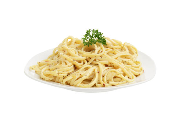 izolowane spaghetti z białym sosem śmietanowym - fettuccine alfredo zdjęcia i obrazy z banku zdjęć