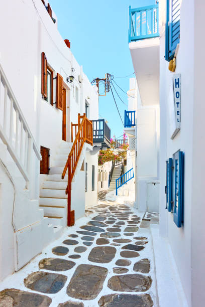 istock Street with whitewashed houses in Mykonos 1254383542