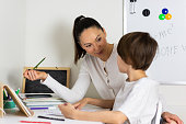 mutter-hilft-sohn-bei-hausaufgaben.jpg?b=1&s=170x170&k=20&c=TSF_R8lwLXr--uGj_IMIHAeUcdIWL0uuI9QjPq2mmOI=