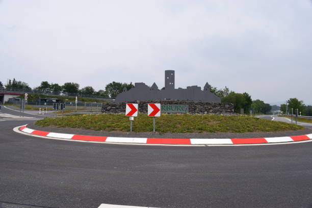 rotonda all'ingresso del villaggio a nürburg - highway road street twisted foto e immagini stock