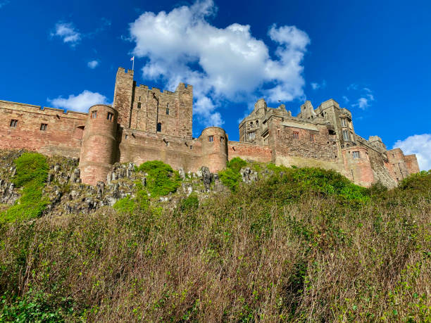 castello di bamburgh, inghilterra - castle bamburgh english culture old foto e immagini stock