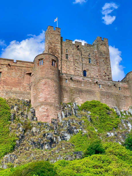 castello di bamburgh, inghilterra - castle bamburgh english culture old foto e immagini stock