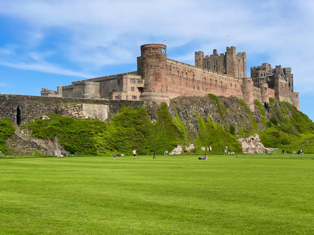 castelo de bamburgh, inglaterra - bamburgh - fotografias e filmes do acervo