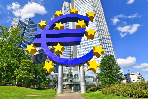 francoforte sul meno, germania - scultura di cartello euro nel grattacielo della sede centrale della banca centrale europea nella città di francoforte - bce foto e immagini stock