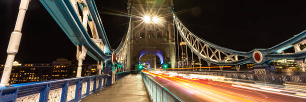 tower bridge em londres, reino unido. longa exposição e tiro noturno. banner web em vista panorâmica. - london england financial district england long exposure - fotografias e filmes do acervo