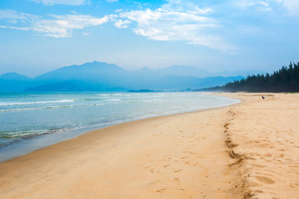 spiaggia vicino alla città di danang, vietnam - nuoc foto e immagini stock