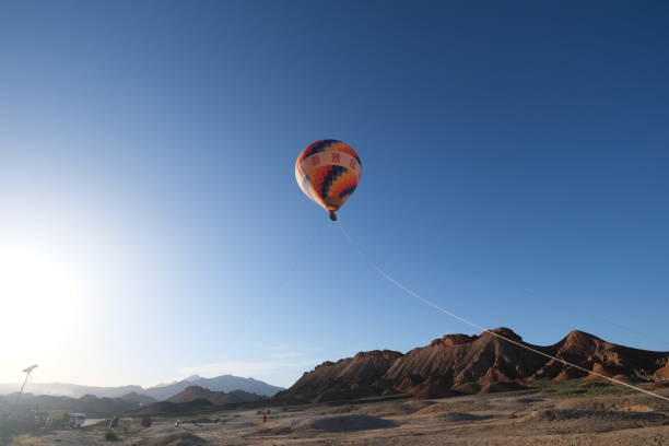 gansu eyaleti çin zhangye ulusal geopark sıcak hava balonu yolculuğu - china balloon stok fotoğraflar ve resimler