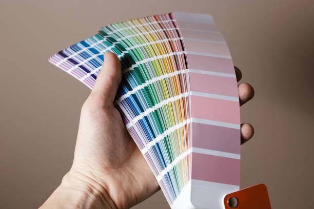 ręka trzymająca prowadnicę kolorów - printout catalog cmyk color image zdjęcia i obrazy z banku zdjęć