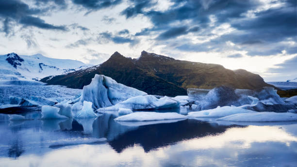 istock Ice blocks and icebergs floating on stunning Icelandic lake 1254417055