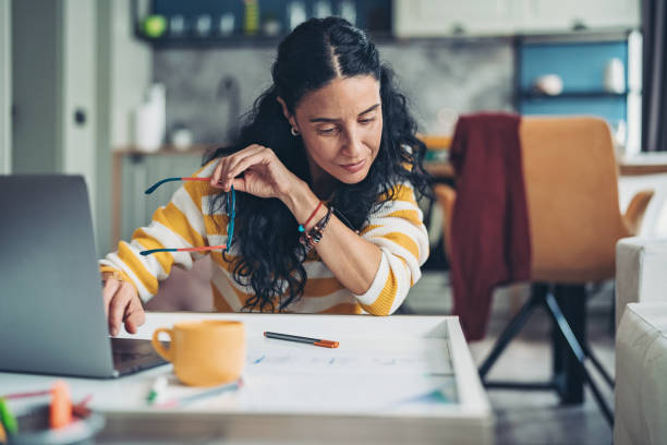 dokładne sprawdzenie liczb - working at home mature adult small business laptop zdjęcia i obrazy z banku zdjęć