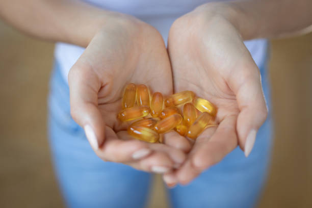 alimentazione sana, medicina, assistenza sanitaria - vitamin e cod liver oil vitamin pill capsule foto e immagini stock
