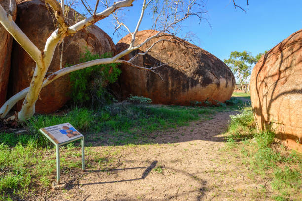 mármoles de diablos, territorio del norte, australia - devils marbles fotografías e imágenes de stock