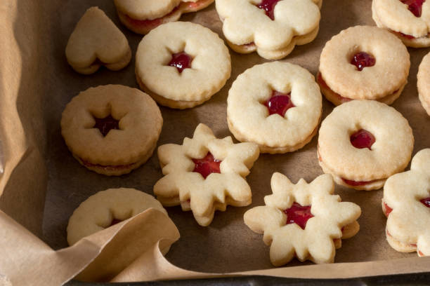 linzer weihnachtsplätzchen gefüllt mit marmelade - cookie heart shape shortbread christmas stock-fotos und bilder