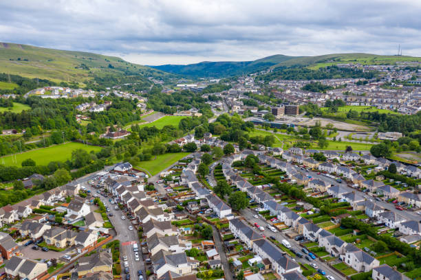丘に囲まれた小さなウェールズの町の住宅街の空中ドローンビュー(ebbw vale、サウスウェールズ、英国) - wales ストックフォトと画像