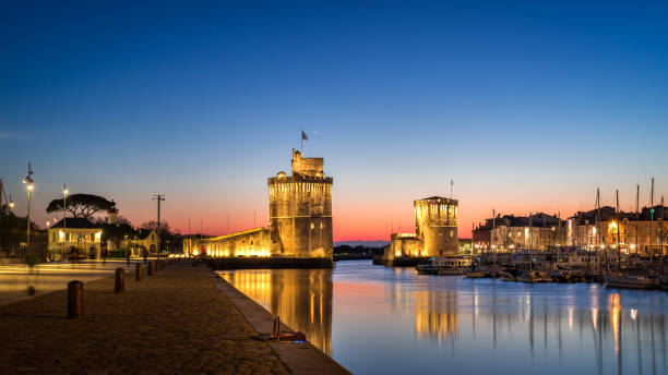 vista panoramica del vecchio porto di la rochelle a blu ora arguzia - vigilanza tower foto e immagini stock