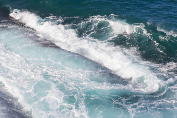 onde schiumosi sul mare turchese - golfo di biscaglia foto e immagini stock