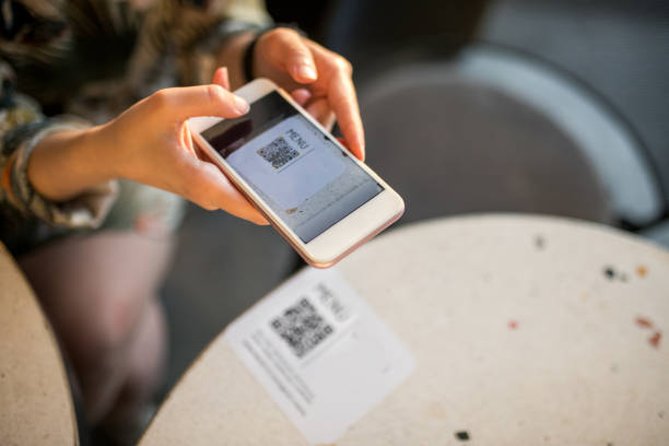 woman scanning qr code for online menu woman scanning qr code for online menu barcode reader stock pictures, royalty-free photos & images