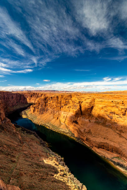 os rios colorados se curvam ao redor da paisagem acidentada baseada em rocha vermelha perto de page, az, eua - indigenous culture flash - fotografias e filmes do acervo