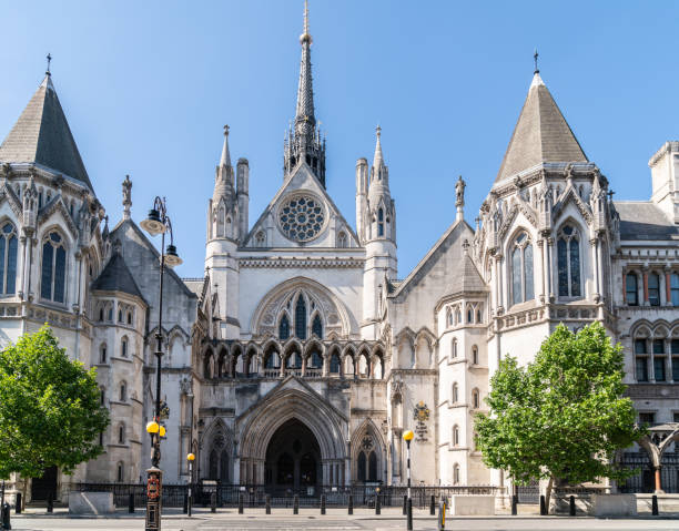 london, england - 21. mai 2020: geschlossene royal courts of justice in london während der coronavirus covid-19 sperrung an einem sonnigen frühlingstag 3 - royal courts of justice stock-fotos und bilder