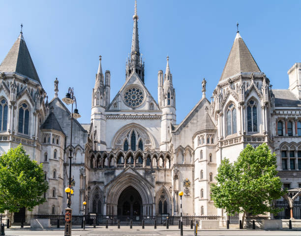 londres, angleterre - 21 mai 2020 : cours royales fermées de justice à londres pendant le verrouillage de coronavirus covid-19 sur une journée ensoleillée de printemps 3 - royal courts of justice photos et images de collection