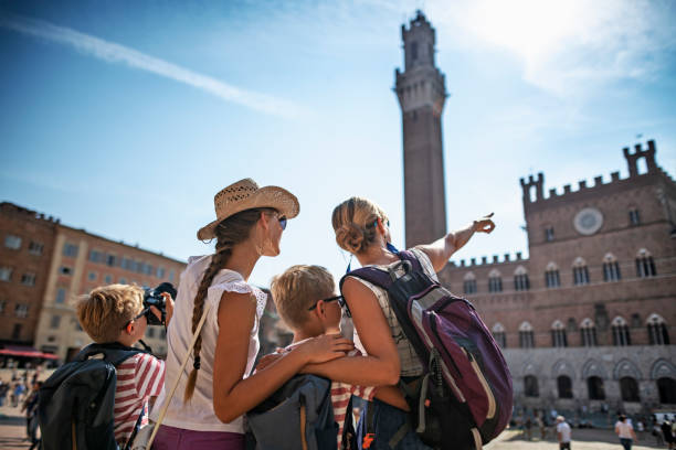 家族観光 シエナ, イタリア - torre del mangia ストックフォトと画像