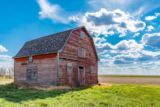 istock An abandoned red barn on prairies 1254463730
