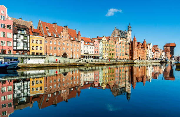 suda güzel yansıması ile motlawa nehri üzerinde gdansk eski şehir amazing görünümü. gdansk, polonya, avrupa. sanatsal resim. güzellik dünyası. seyahat konsepti. - gdansk stok fotoğraflar ve resimler