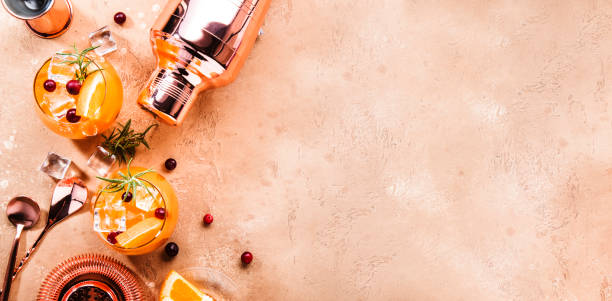 cóctel de romero y vodka de arándano naranja, herramientas de barra de cobre, fondo beige. pancarta panorámica con espacio de copia - fruit winter orange lemon fotografías e imágenes de stock