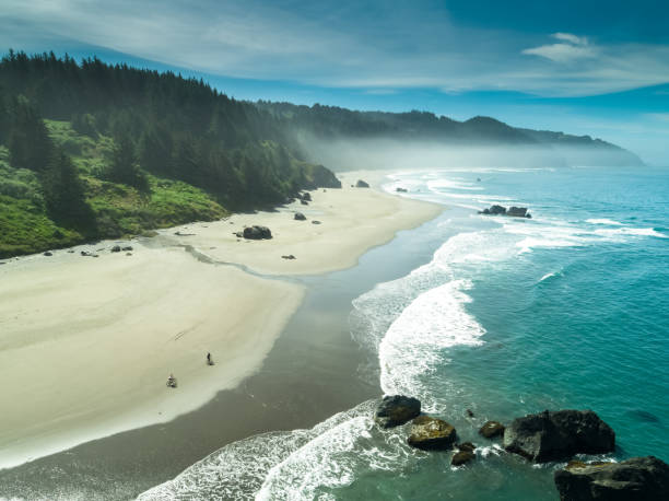 vue aérienne des cyclistes sur la plage d’oregon - oregon beach photos et images de collection