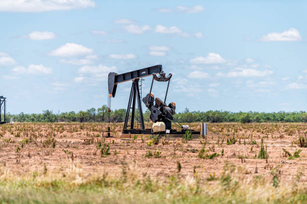 pumpjack auf ölfeldern in prärie ebenen ölfeld von texas mit lufkin zeichen auf maschine - fossil fuel stock-fotos und bilder