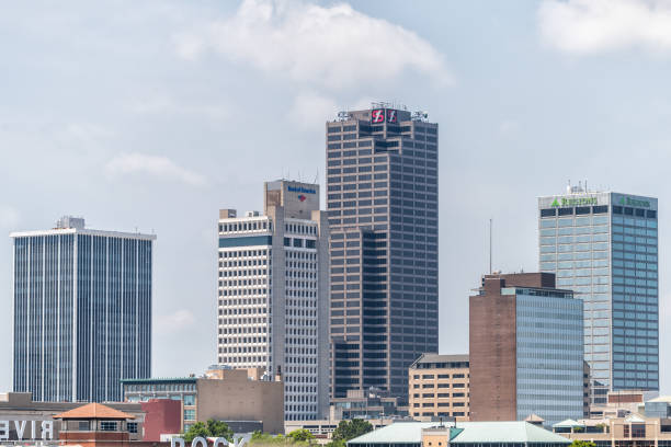 capital city in arkansas cityscape con letreros para empresas de bancos torre rascacielos - little rock fotografías e imágenes de stock