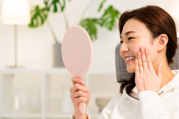 istock asian woman to see a mirror 1254476742