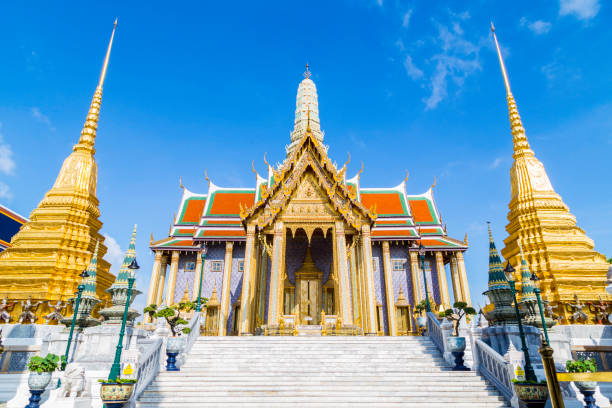 wat phra kaew, templo do buda esmeralda, tailândia. - bangkok thailand demon majestic - fotografias e filmes do acervo