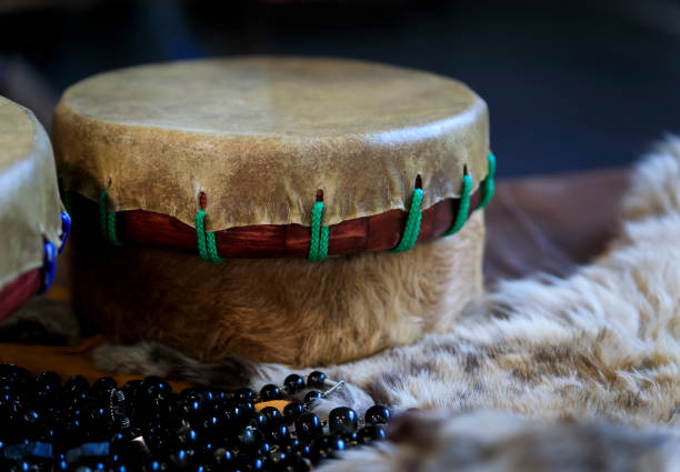 ручной индейский шаманский барабан из буйвола прячется с бисером и мехом - drumhead стоковые фото и изображения