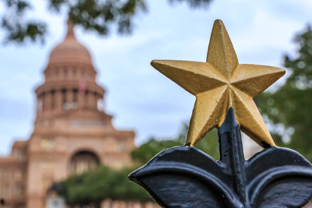 ornamento en forma de estrella frente al edificio del capitolio del estado de texas en austin, tx - texas state flag texas dome austin texas fotografías e imágenes de stock