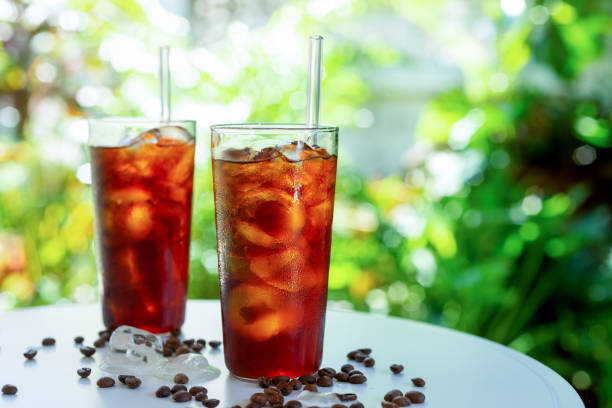 cold brew coffee with iced - pouring coffee liquid coffee bean imagens e fotografias de stock