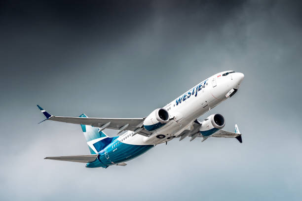 westjet boeing 737 max in partenza dall'aeroporto internazionale di vancouver - wing airplane boeing 737 jet foto e immagini stock