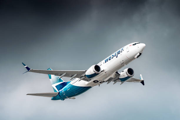 westjet boeing 737 max vancouver uluslararası havaalanı'ndan ayrılıyor - boeing 737 max stok fotoğraflar ve resimler