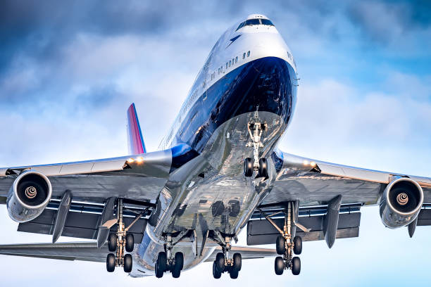 british airways boeing 747 in der negus retro lackierung landung auf vancouver international airport - boeing 747 stock-fotos und bilder