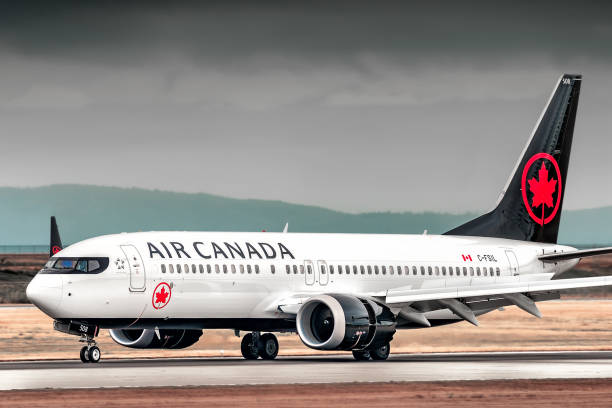 vancouver uluslararası havaalanı'na air canada boeing 737 max iniş - boeing 737 max stok fotoğraflar ve resimler